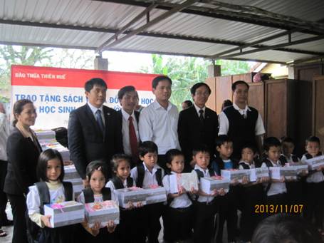 Trao tặng quà cho các em học sinh vùng thấp trũng tại các huyện Phú Vang, Phú Lộc và thị xã Hương Trà 