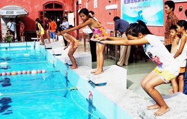 Hội thi bơi truyền thống lần thứ ba năm học 2015 – 2016 dành cho học sinh tiểu học.