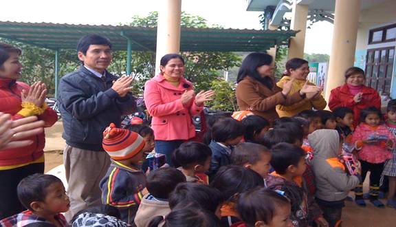 Sở GD&ĐT Thừa Thiên Huế tổ chức chuyến thăm và tặng quà cho các cháu con em đồng bào dân tộc thiểu số ở xã nghèo, huyện a lưới