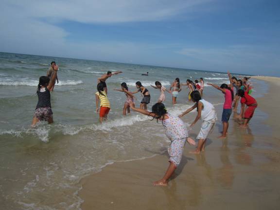 Hoạt động dạy bơi trong hè của các trường tiểu học