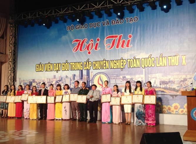 Đoàn giáo viên trung cấp chuyên nghiệp Thừa Thiên Huế với Hội thi GVDG TCCN toàn quốc làm thứ 10 năm 2015