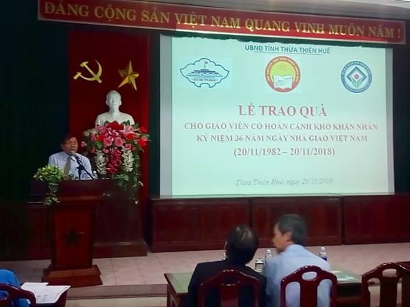 Hội khuyến học tỉnh Thừa Thiên Huế trao quà cho giáo viên