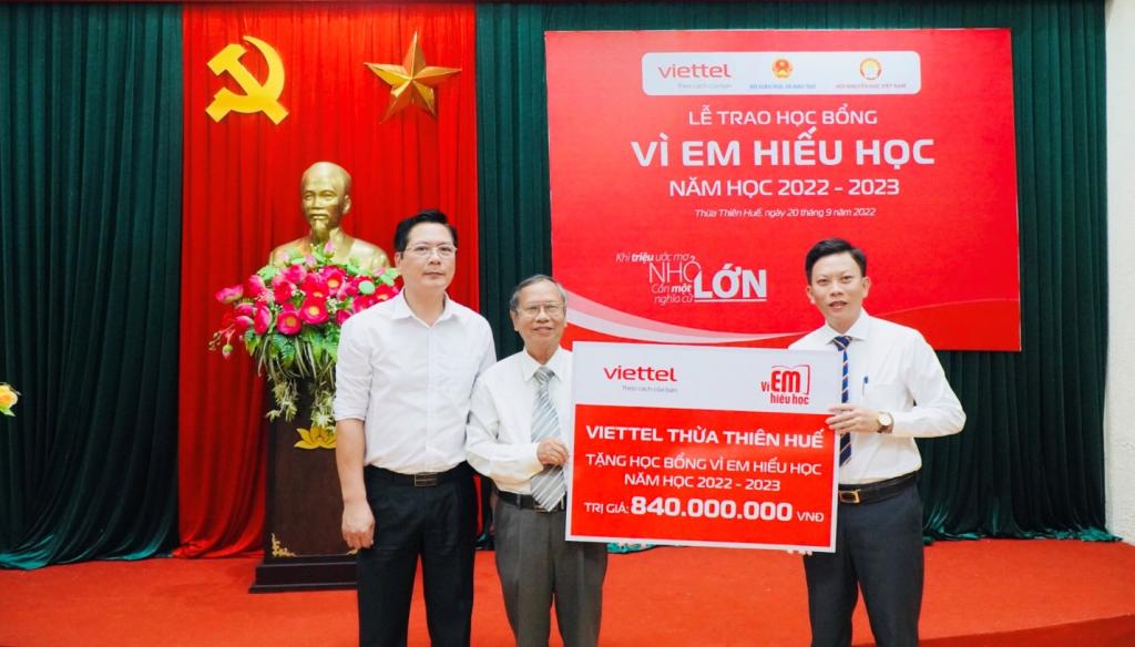 Sở Giáo dục và đào tạo phối hợp với Viettel Thừa Thiên  Huế  và Hội Khuyến học tỉnh tổ chức trao 420 suất học bổng “Vì em hiếu học”  với tổng trị giá 840 triệu đồng cho học sinh