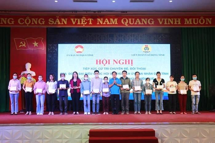 Đoàn viên Công đoàn ngành Giáo dục tỉnh Thừa Thiên Huế nhận hỗ trợ tại Chương trình tiếp xúc, đối thoại giữa Đoàn Đại biểu Quốc hội tỉnh, Chủ tịch UBND tỉnh với đoàn viên và người lao động