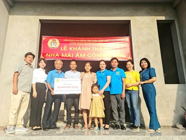 Công đoàn giáo dục tỉnh Thừa Thiên Huế trao nhà mái ấm công đoàn
