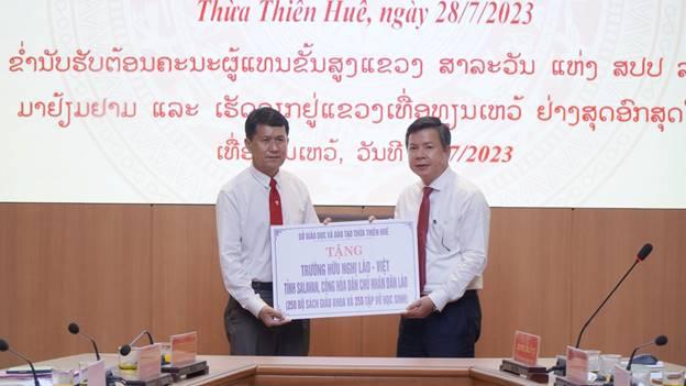 Trao tặng 500 bộ sách giáo khoa và tập vở học sinh cho Trường Hữu Nghị Lào – Việt, tỉnh Salavan, nước Cộng hòa Dân chủ Nhân dân Lào