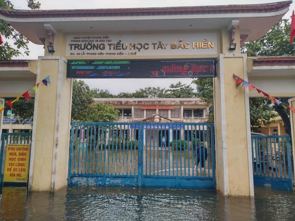 Một vài ngày tới (19, 20/10/2023) nhiều trường học vùng thấp trũng Thừa Thiên Huế vẫn chưa thể tổ chức cho học sinh trở lại trường học bình thường sau lũ