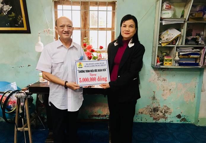 Chương trình “Điều ước đoàn viên” của Liên đoàn Lao động tỉnh Thừa Thiên Huế trao hỗ trợ cho đoàn viên Công đoàn ngành Giáo dục