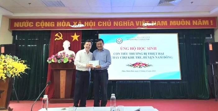 Hơn 150 triệu đồng hỗ trợ cho con của tiểu thương bị thiệt hại do cháy chợ Khe Tre, huyện Nam Đông, tỉnh Thừa Thiên Huế
