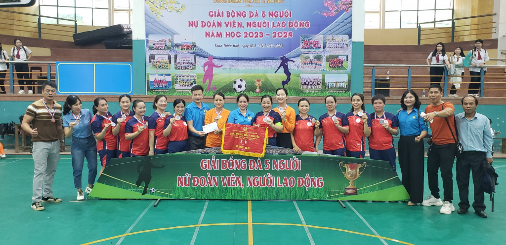 Bế mạc Giải Bóng đá 5 người nữ đoàn viên, người lao động Công đoàn ngành Giáo dục tỉnh Thừa Thiên Huế năm học 2023 – 2024